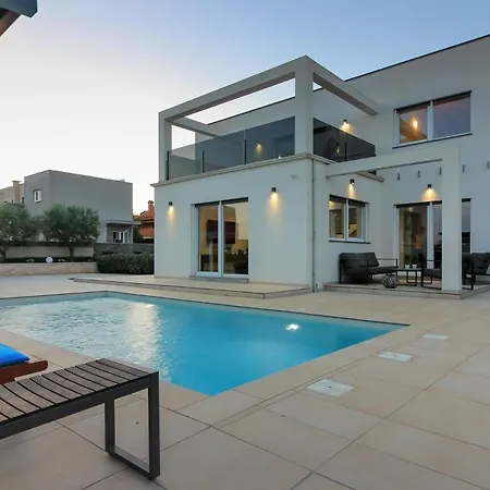 Mit Privatpool Fuer 8 Personen Ca 220 Qm In Sisan, Istrien Suedkueste Von Istrien Holiday home
