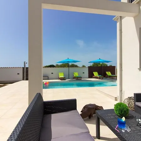 Mit Privatpool Fuer 8 Personen Ca 220 Qm In Sisan, Istrien Suedkueste Von Istrien Holiday home